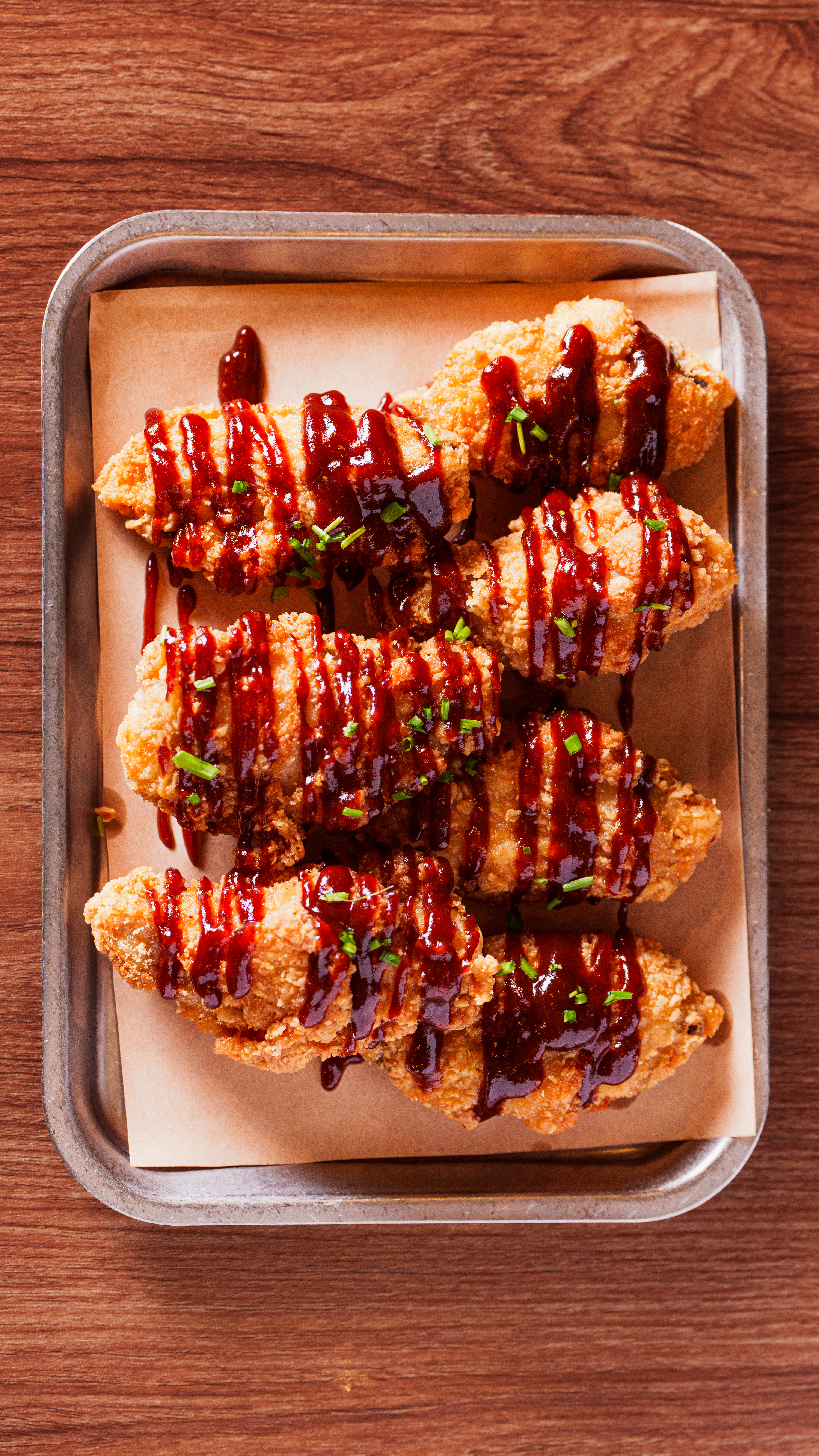 Alitas de pollo crujientes con salsa bourbon